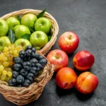 DIVERZIFIKACE je klíčem k úspěšnému a stabilnímu investování U investování je důležitá diverzifikace - na obrázku jsou různé košíčky s jablky a hroznovým vínem